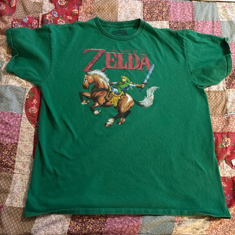 Green Zelda men’s large Graphic T-Shirt